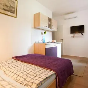 Apartman Centar 2 Private With Ensuite And Kitchenette, Split